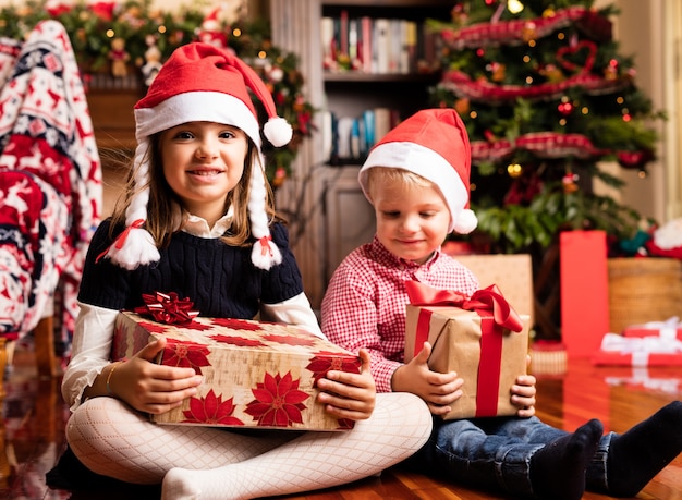 Bambini che hanno divertimento su natale