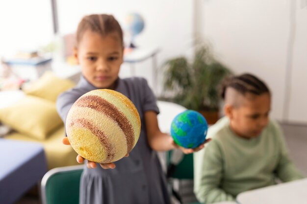 Bambini che imparano a conoscere i pianeti in classe