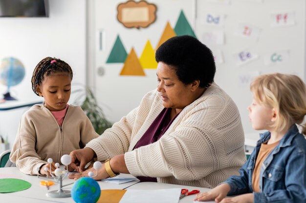 Bambini che imparano a conoscere i pianeti in classe