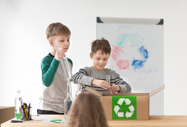 Bambini che imparano a riciclare