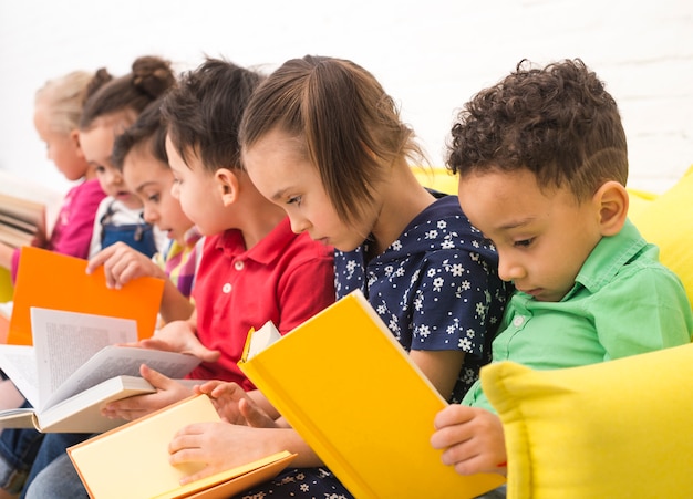 Bambini che leggono libri di lettura