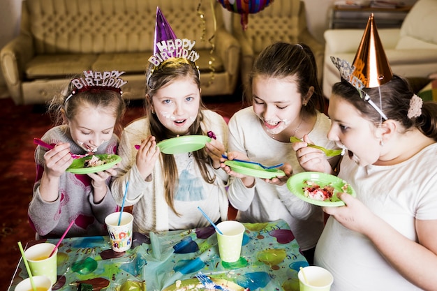 Bambini che mangiano la torta di compleanno