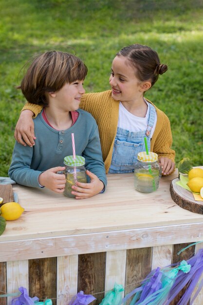 Bambini che mangiano limonata