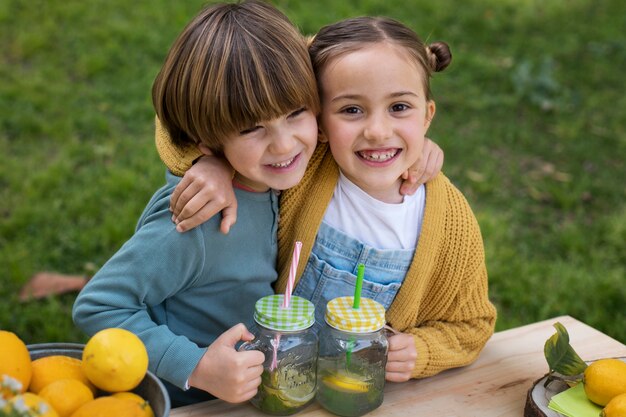 Bambini che mangiano limonata