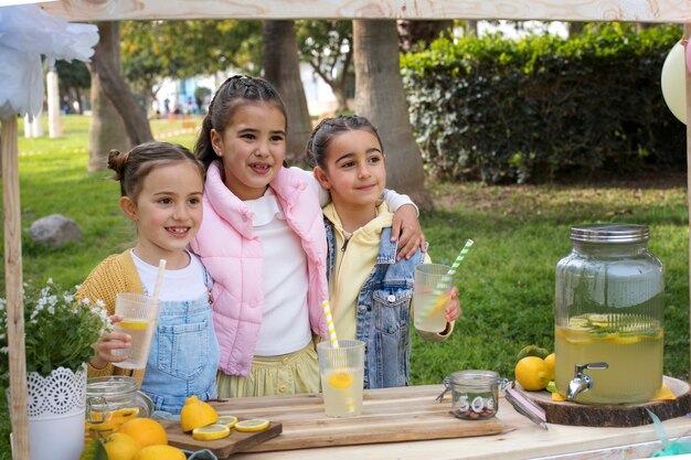 Bambini che mangiano limonata