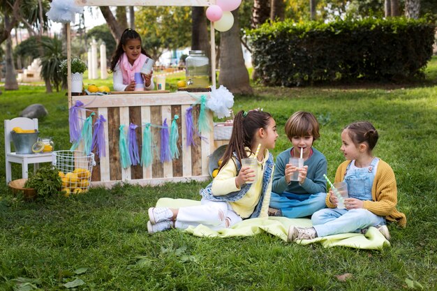 Bambini che mangiano limonata