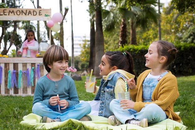 Bambini che mangiano limonata