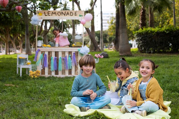 Bambini che mangiano limonata