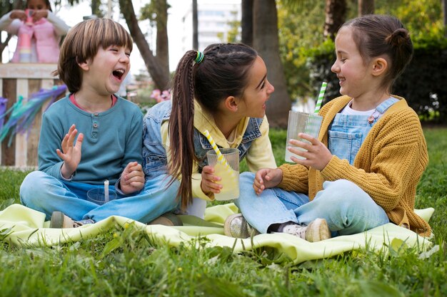 Bambini che mangiano limonata