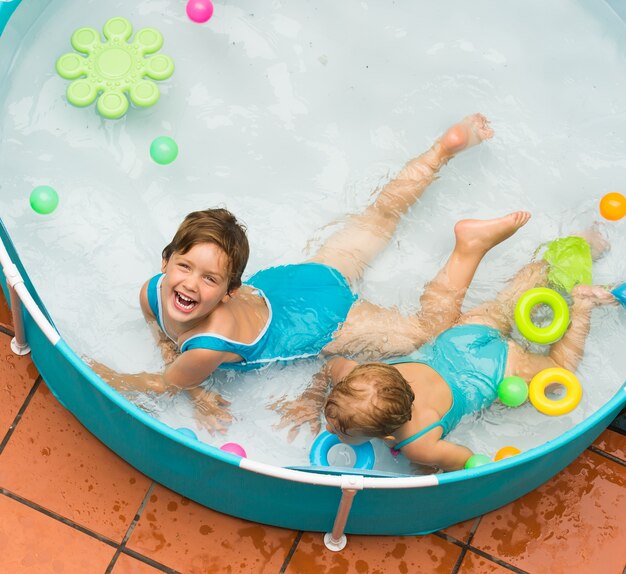 Bambini che nuotano nella piscina per bambini