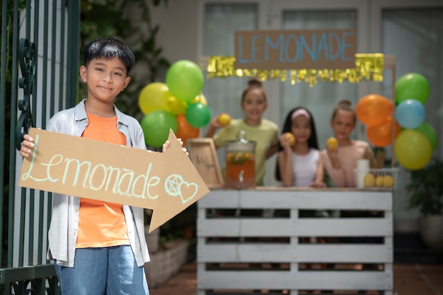 Bambini che organizzano un chiosco di limonate