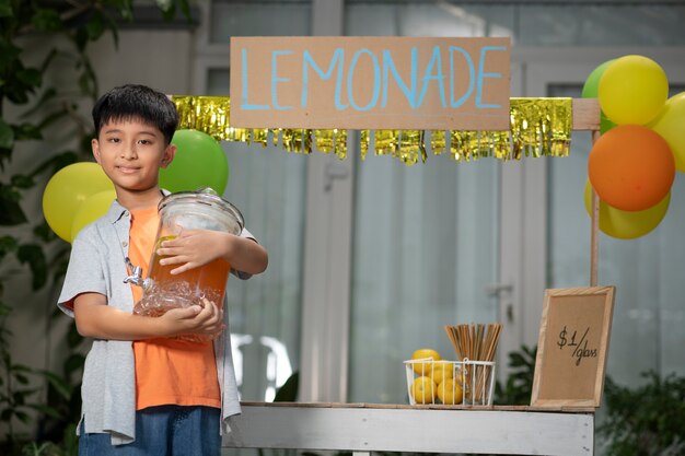 Bambini che organizzano un chiosco di limonate