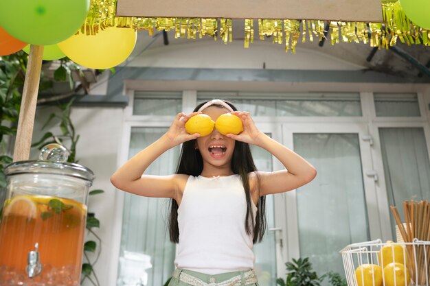 Bambini che organizzano un chiosco di limonate