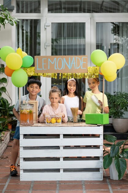 Bambini che organizzano un chiosco di limonate