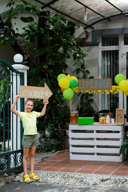 Bambini che organizzano un chiosco di limonate