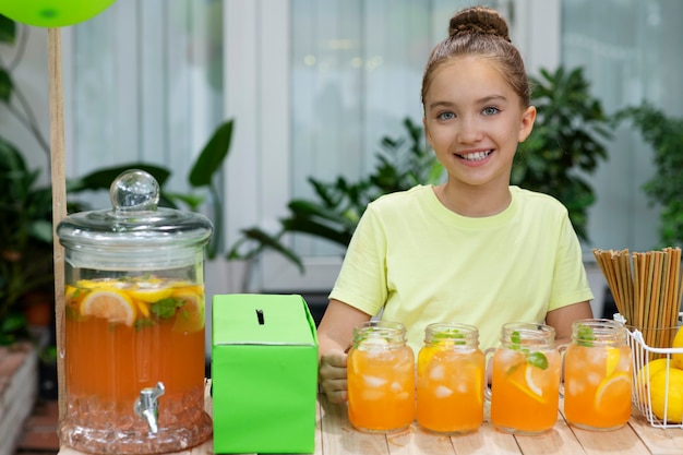 Bambini che organizzano un chiosco di limonate