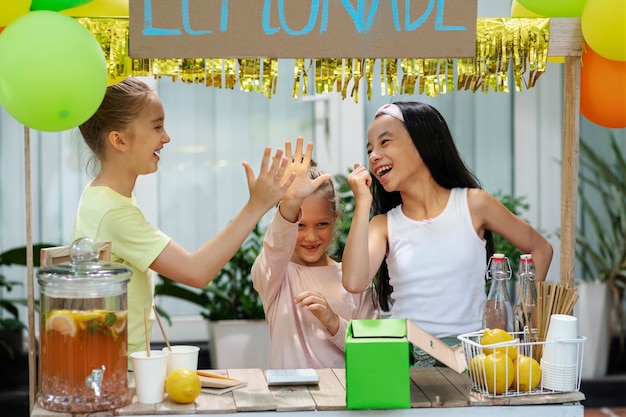 Bambini che organizzano un chiosco di limonate