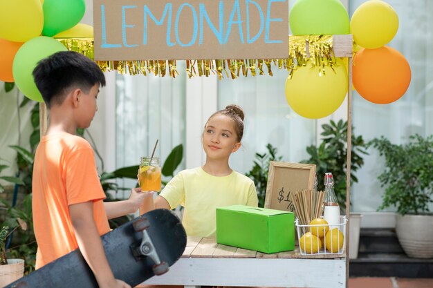 Bambini che organizzano un chiosco di limonate