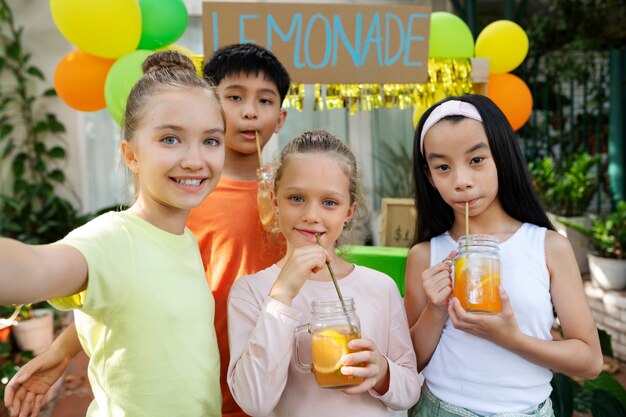 Bambini che organizzano un chiosco di limonate