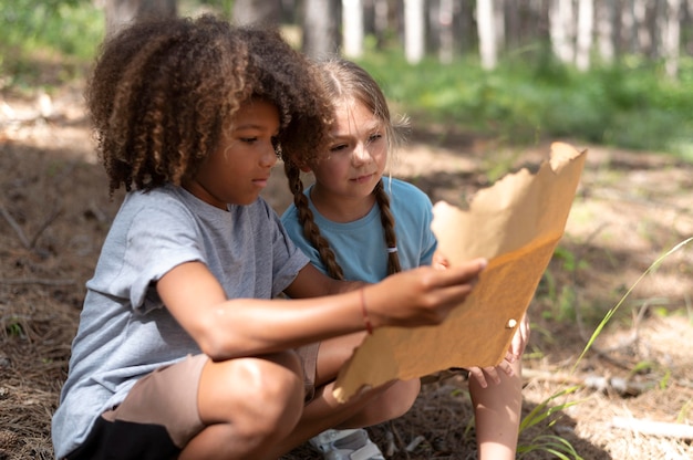 Bambini che partecipano a una caccia al tesoro