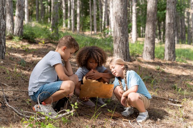 Bambini che partecipano a una caccia al tesoro