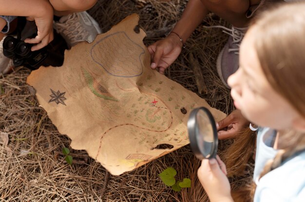 Bambini che partecipano a una caccia al tesoro