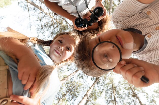 Bambini che partecipano a una caccia al tesoro