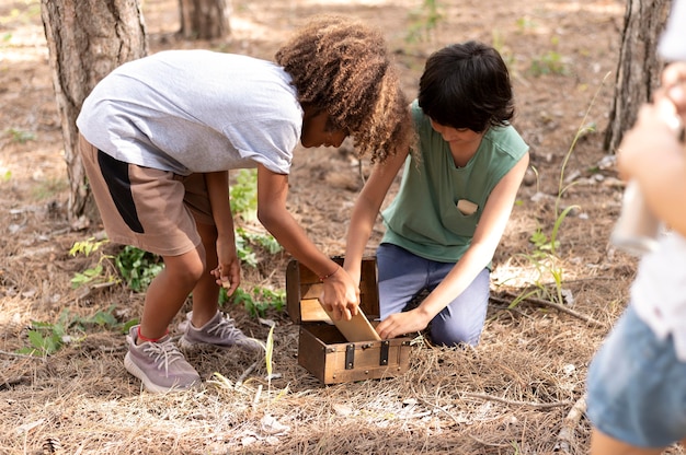 Bambini che partecipano a una caccia al tesoro