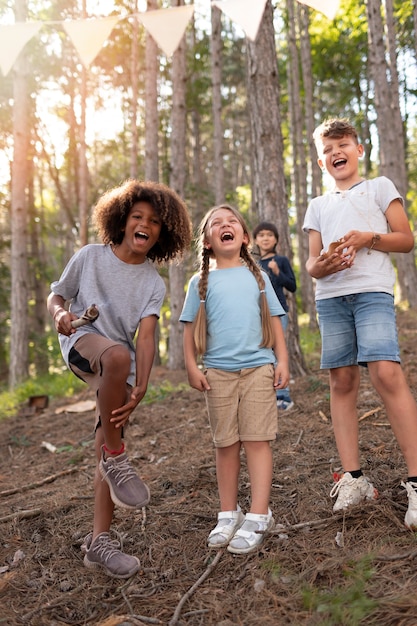 Bambini che partecipano insieme in squadra a una caccia al tesoro