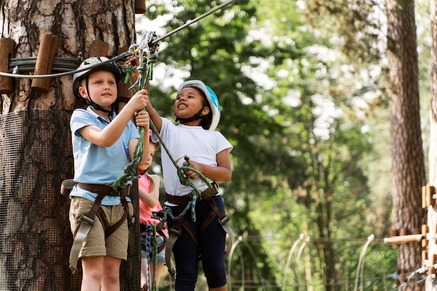 Bambini che si divertono in un parco avventura