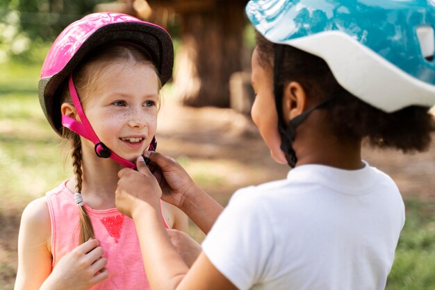 Bambini che si divertono in un parco avventura