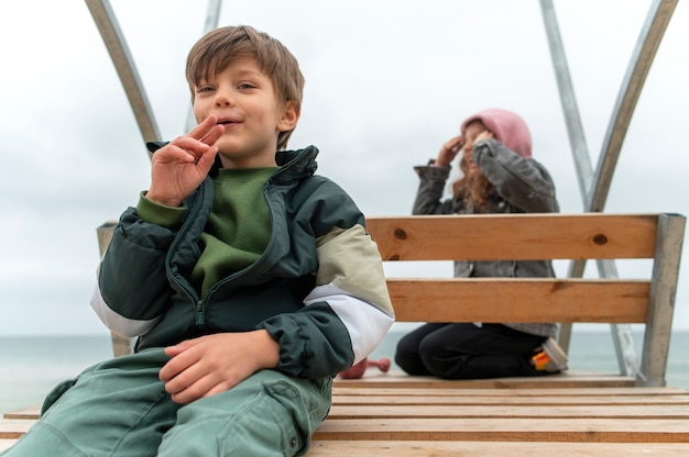 Bambini che si divertono insieme in riva al mare