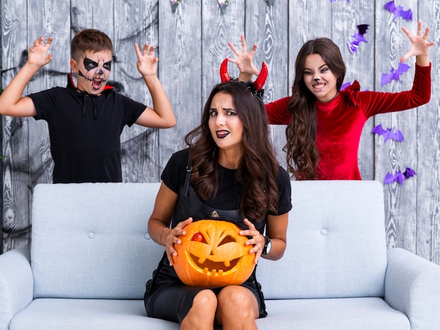 Bambini che spaventano la madre per halloween