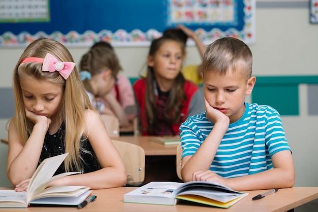 Bambini che studiano in aula