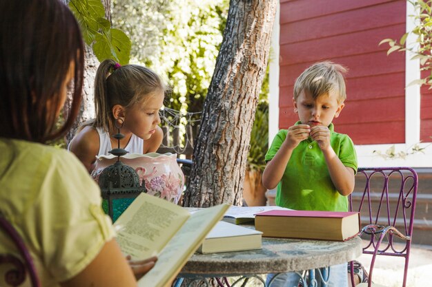 Bambini che studiano in giardino