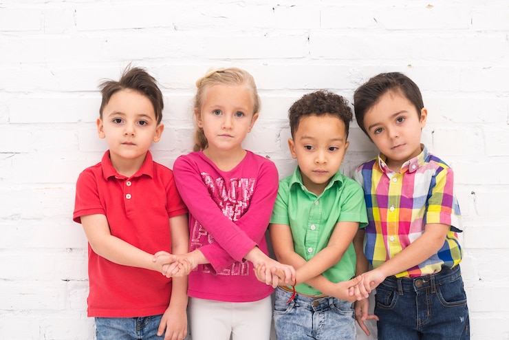 Foto gratuito bambini che tengono la mano nel gruppo