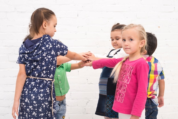 Bambini che tengono la mano nel gruppo