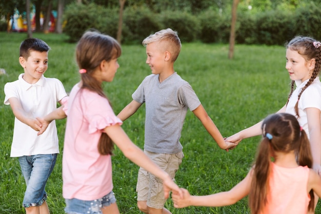 Bambini che tengono le mani insieme