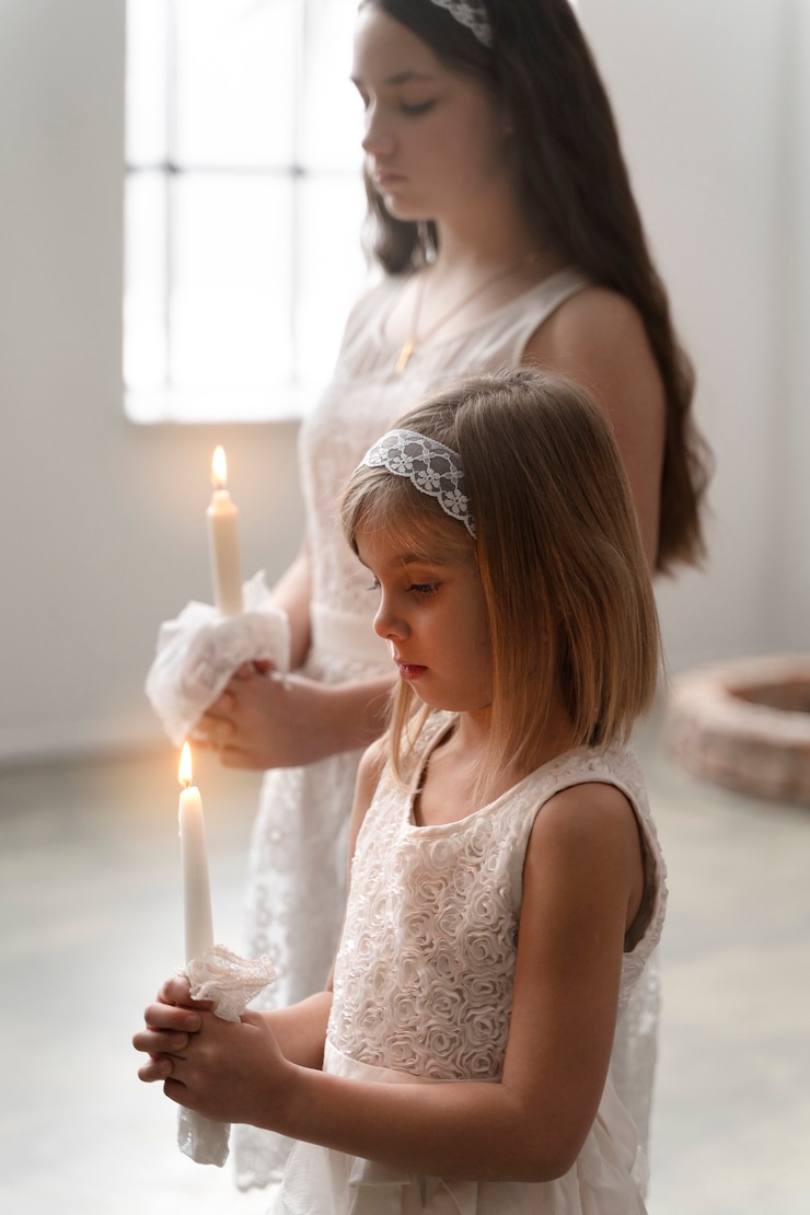 Foto gratuito bambini con candele a colpo medio