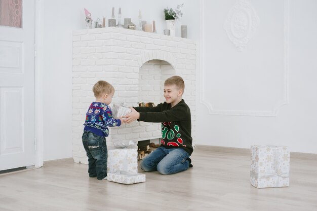 bambini con confezione regalo