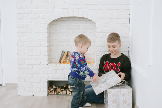 bambini con confezione regalo