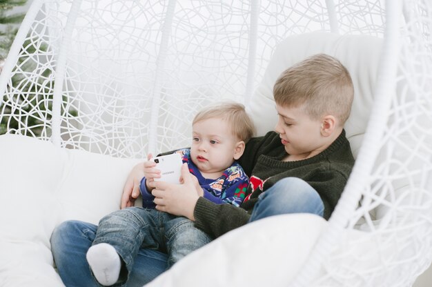 bambini con confezione regalo