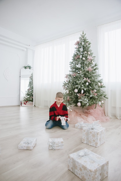 bambini con confezione regalo