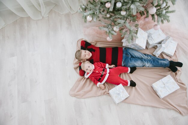 bambini con confezione regalo