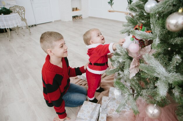 bambini con confezione regalo