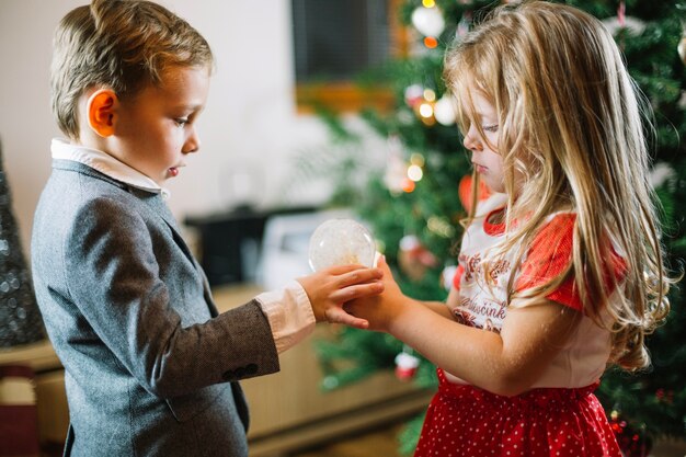 Bambini con lampadina