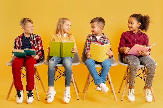 Bambini con libri che si guardano