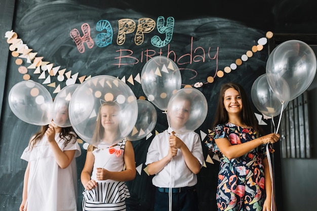 Bambini con palloncini sulla festa di compleanno