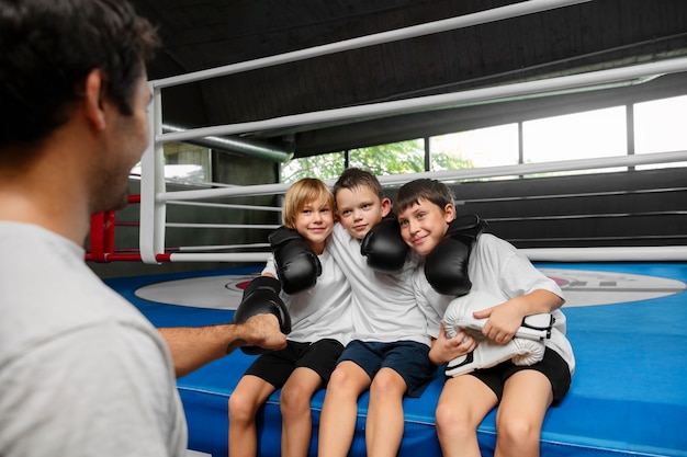 Bambini con vista frontale che imparano la boxe