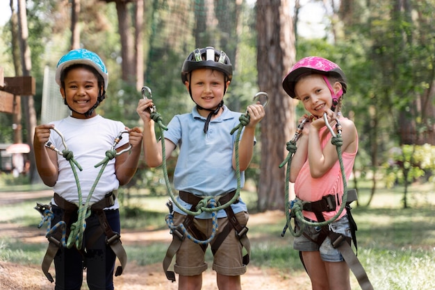 Bambini coraggiosi che giocano in un parco avventura